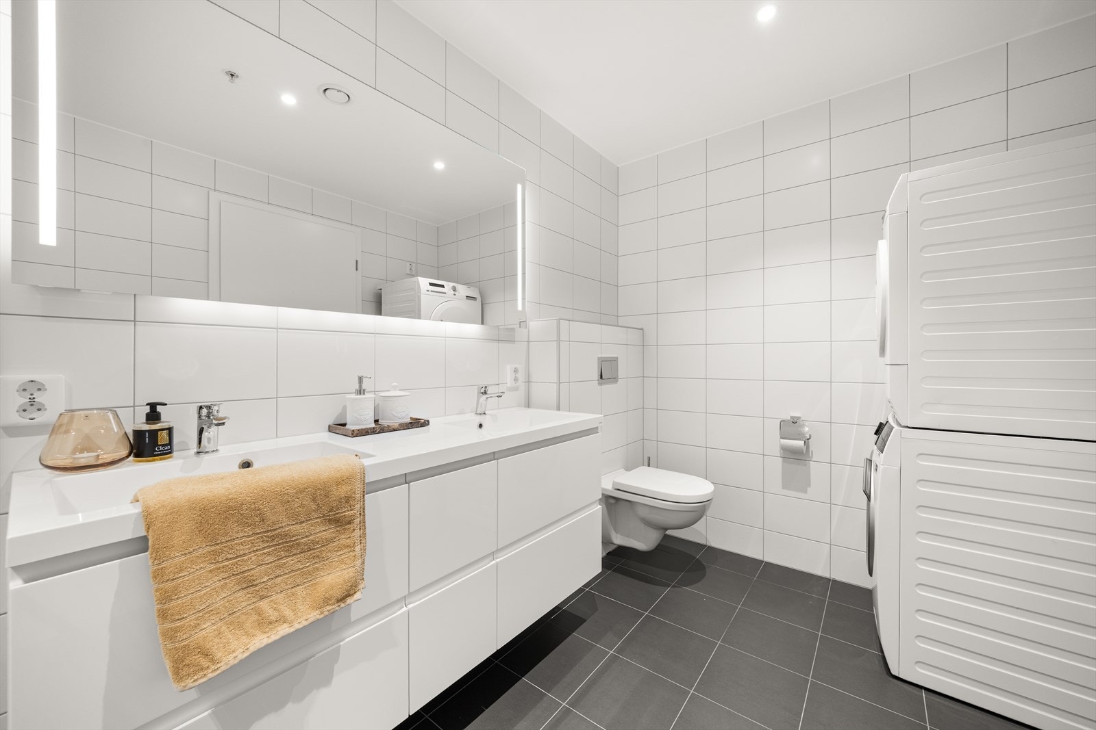 I tillegg er det opplegg for vaskemaskin og vegghengt toalett Galleribilde