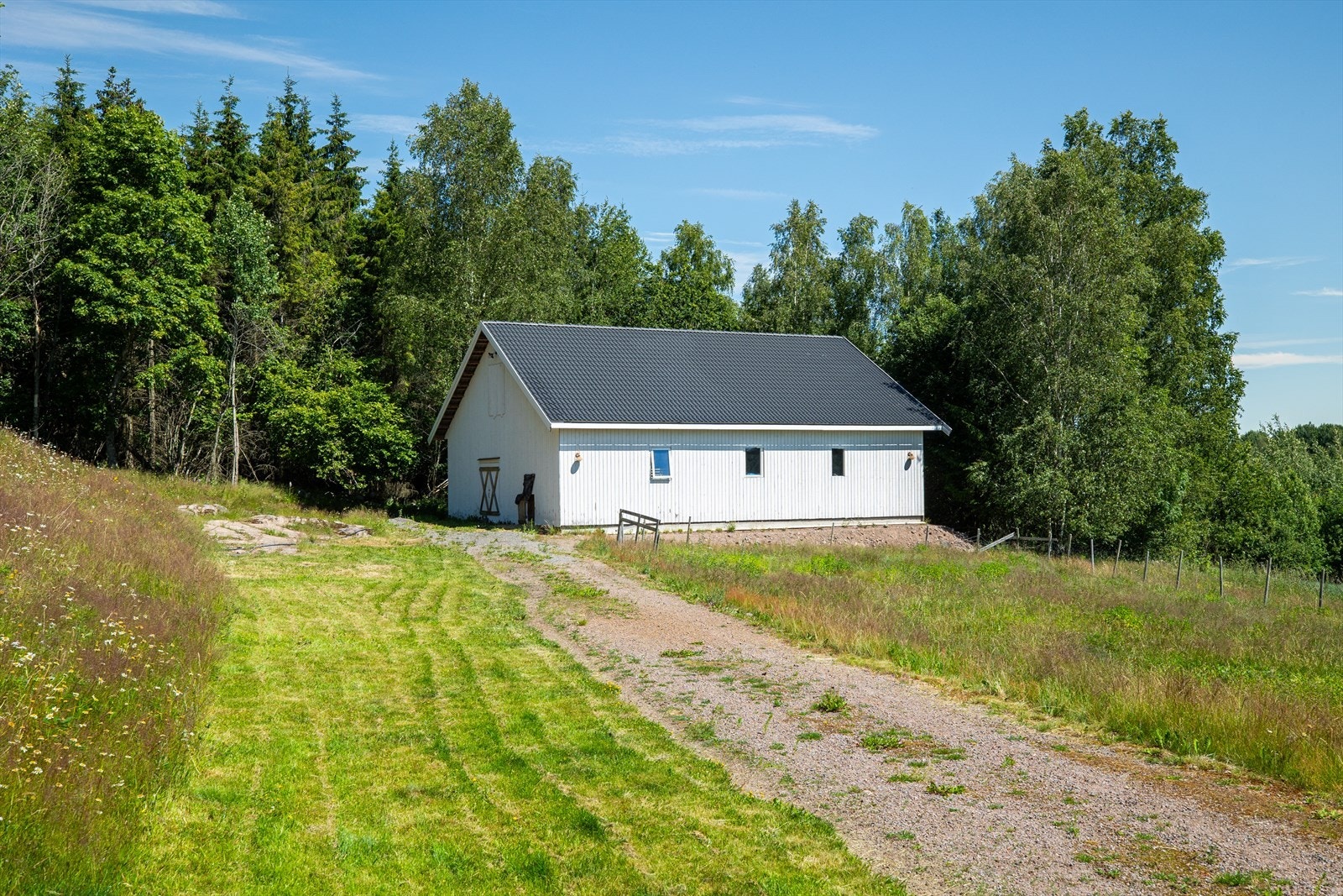 Stallen har 1 boks til geiter (stort rom) og et annet stort rom som var tiltenkt oppbevaring av kraftfor og evt salrom til hest. Det er lagt opp vaskeplass til dyr på andre siden av stallen med rist. Overflødig vann kan renne Galleribilde