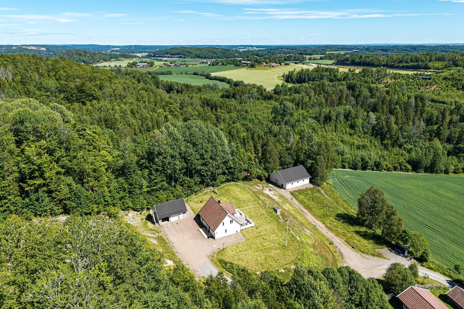 Sjarmerende landlig eiendom med ideelle muligheter for dyrehold, inkludert stall. Perfekt for dyreentusiaster som ønsker et rolig og naturskjønt miljø. Galleribilde