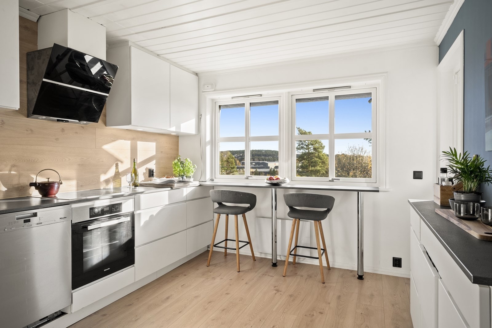 Flott Kvik kjøkken fra 2018 med utgang til liten terrasse Galleribilde