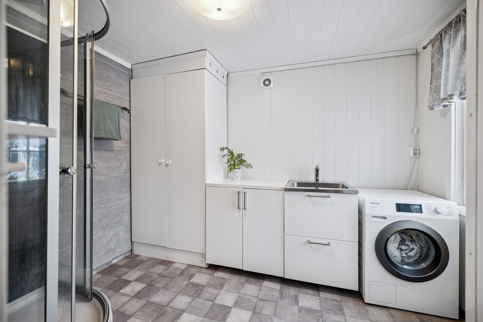 Praktisk bad/vaskerom. Rommet har opplegg for vaskemaskin og god skapplass. Galleribilde
