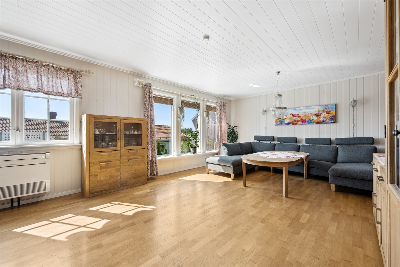 Store vindusflater gir rikelig med naturlig lys, og oppvarming skjer blant annet med en luft-til-luft varmepumpe. Galleribilde