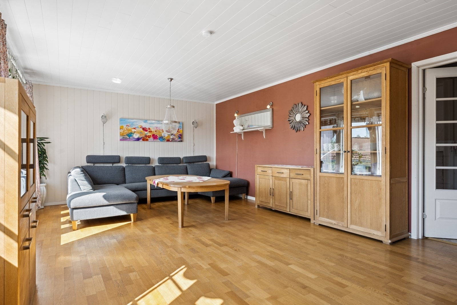 Stuen er romslig og har god plass til en større sofagruppe. Galleribilde