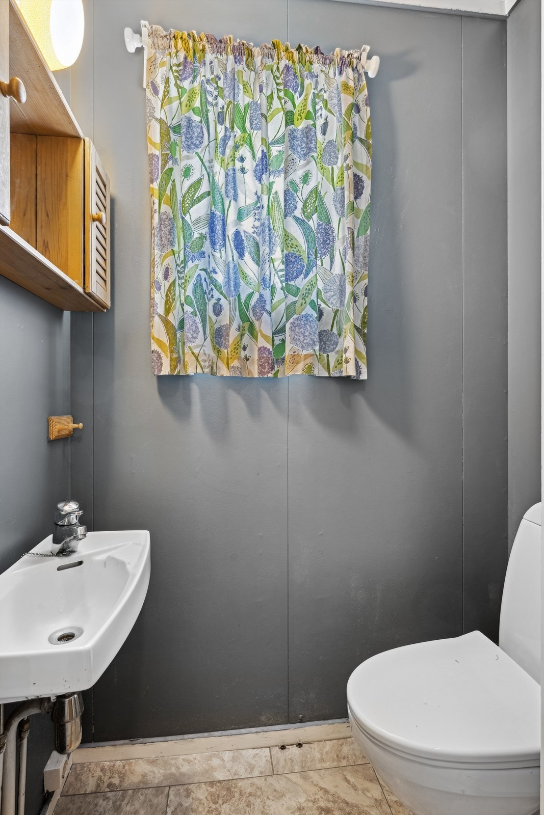 I tillegg har etasjen et separat toalettrom med toalett og håndvask. Galleribilde