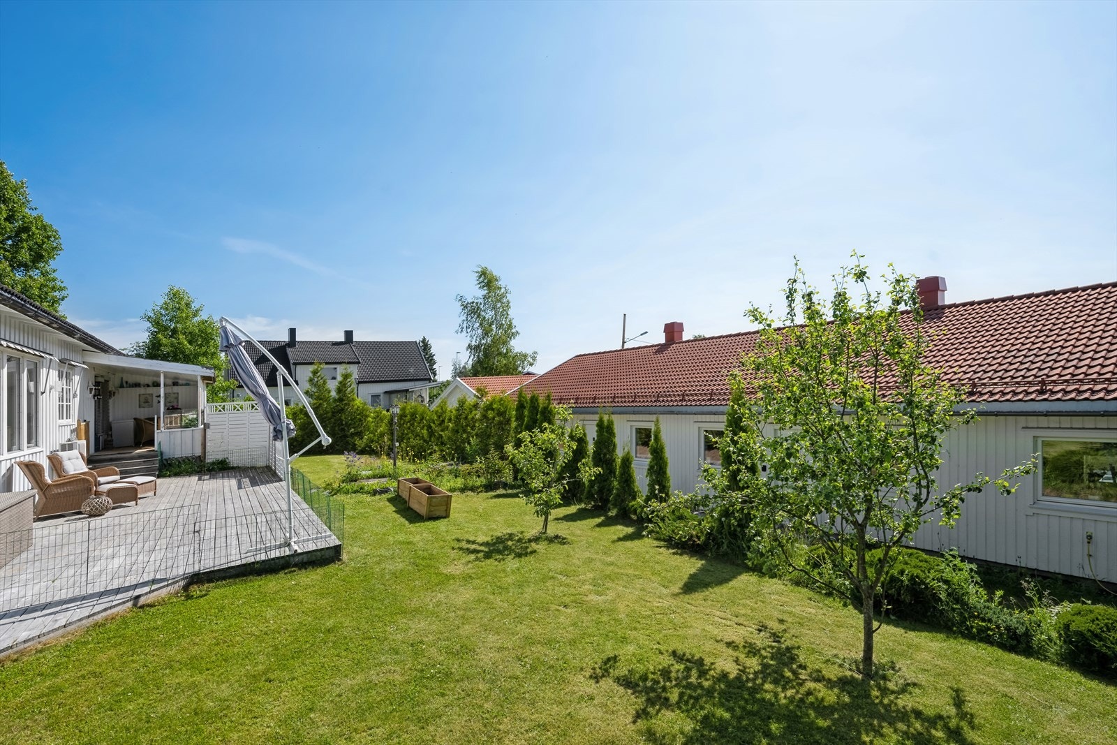 Den store tomten gir rikelig med uteplass for både lek og rekreasjon. Galleribilde