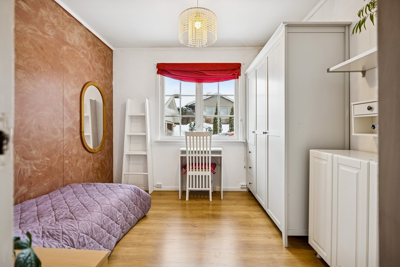 Soverom nr. 3. Også her er det gode garderobeløsninger og kontorplass. Galleribilde