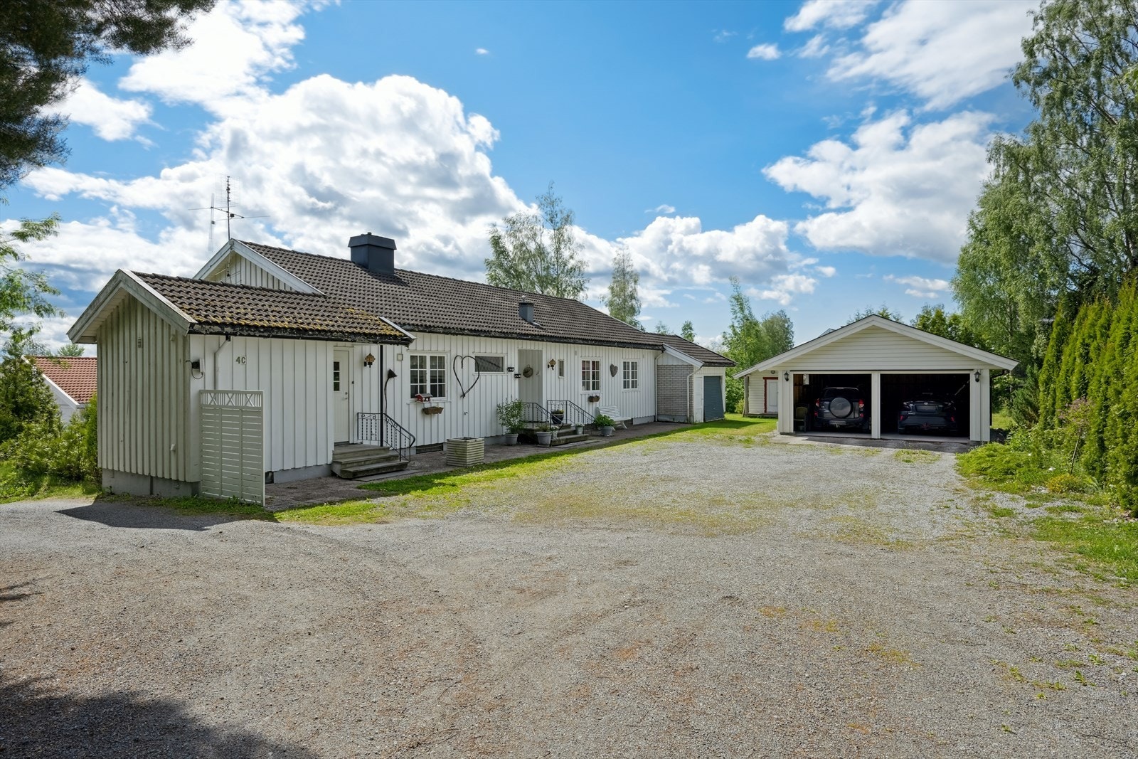 Eiendommen har en rolig og sentral beliggenhet i et etablert og familievennlig nabolag. Galleribilde