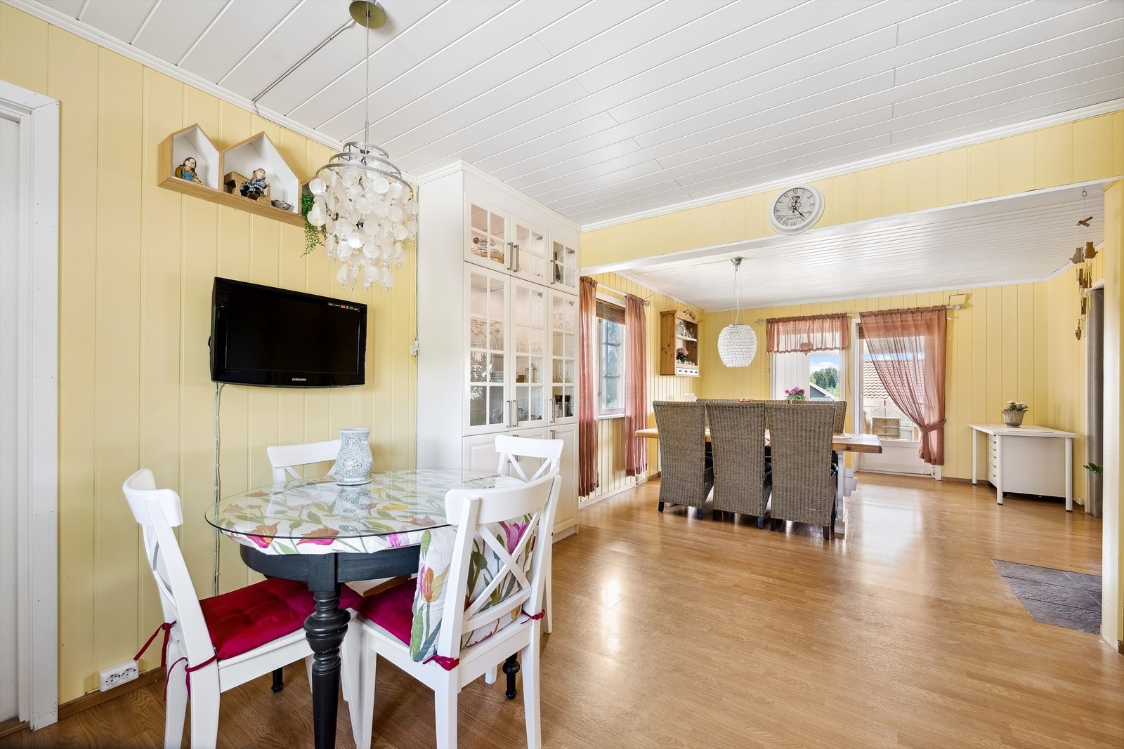 I overgangen mellom kjøkken og spisestue er det god plass til en hyggelig spiseplass for de daglige måltidene. Galleribilde