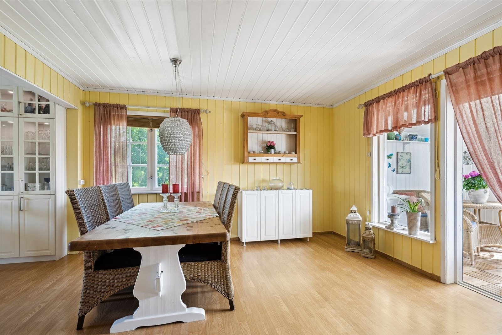 Spisestuen ligger i åpen løsning mot kjøkkenet og har direkte utgang til den overbygde delen av terrassen. Galleribilde