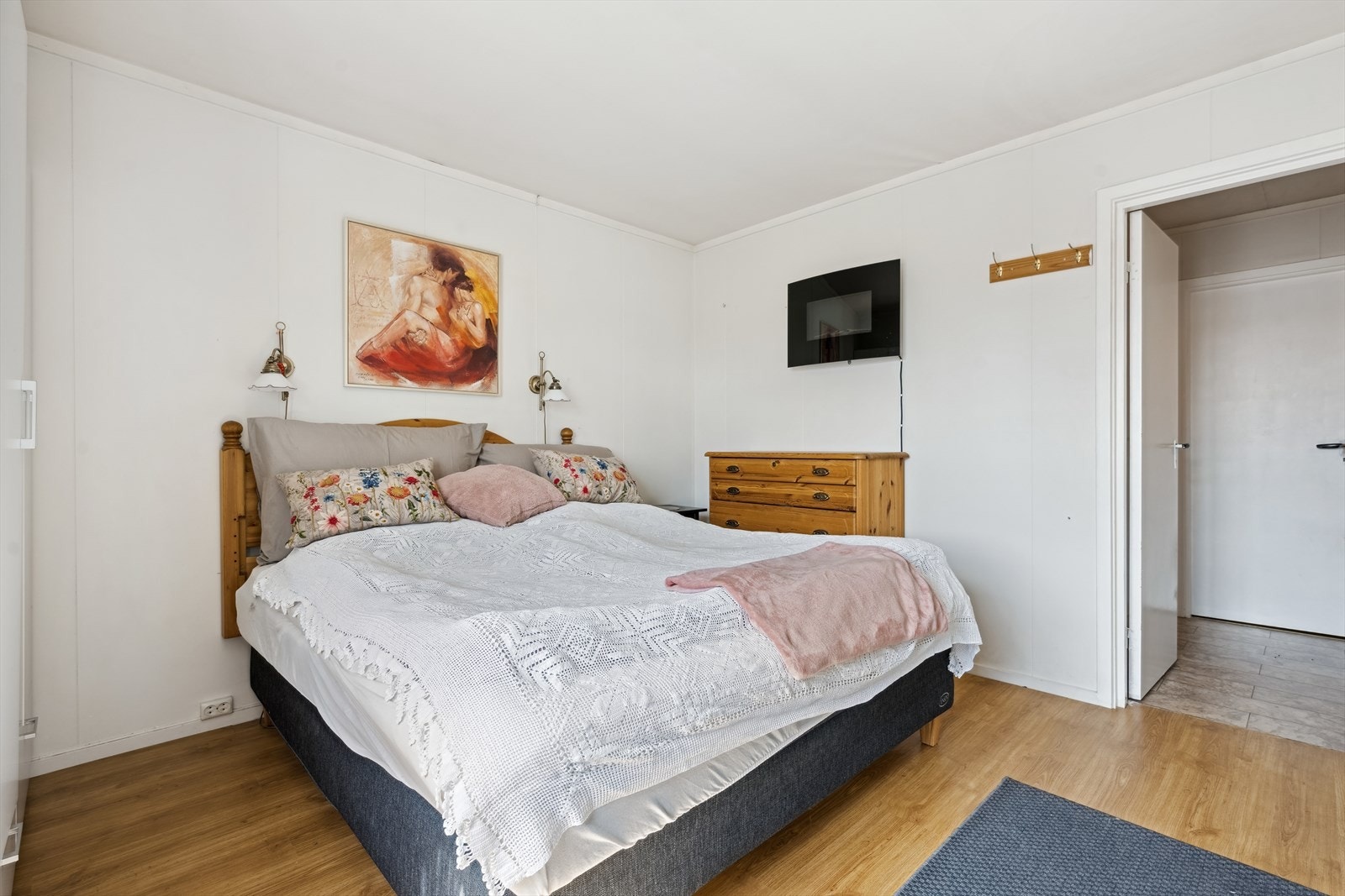 Hovedsoverommet er romslig og har god plass til dobbeltseng. Galleribilde