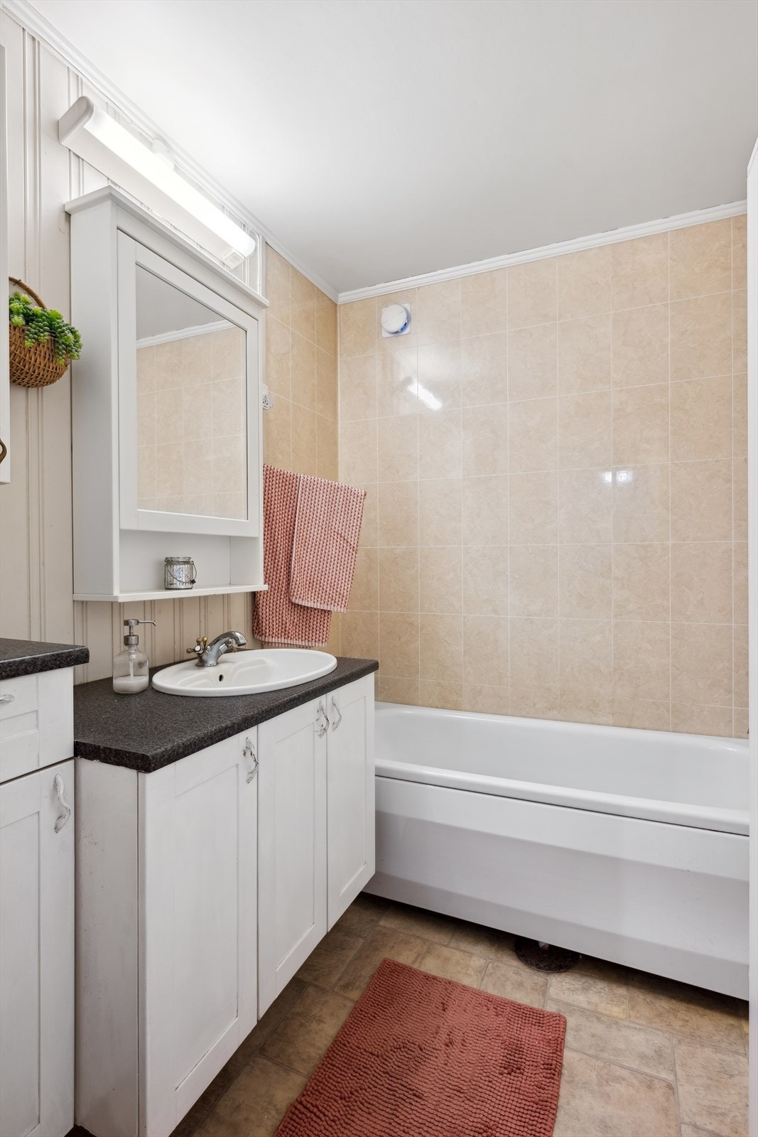 Bad nr. 2 ble delvis oppgradert på 1990-tallet og har badekar. Galleribilde