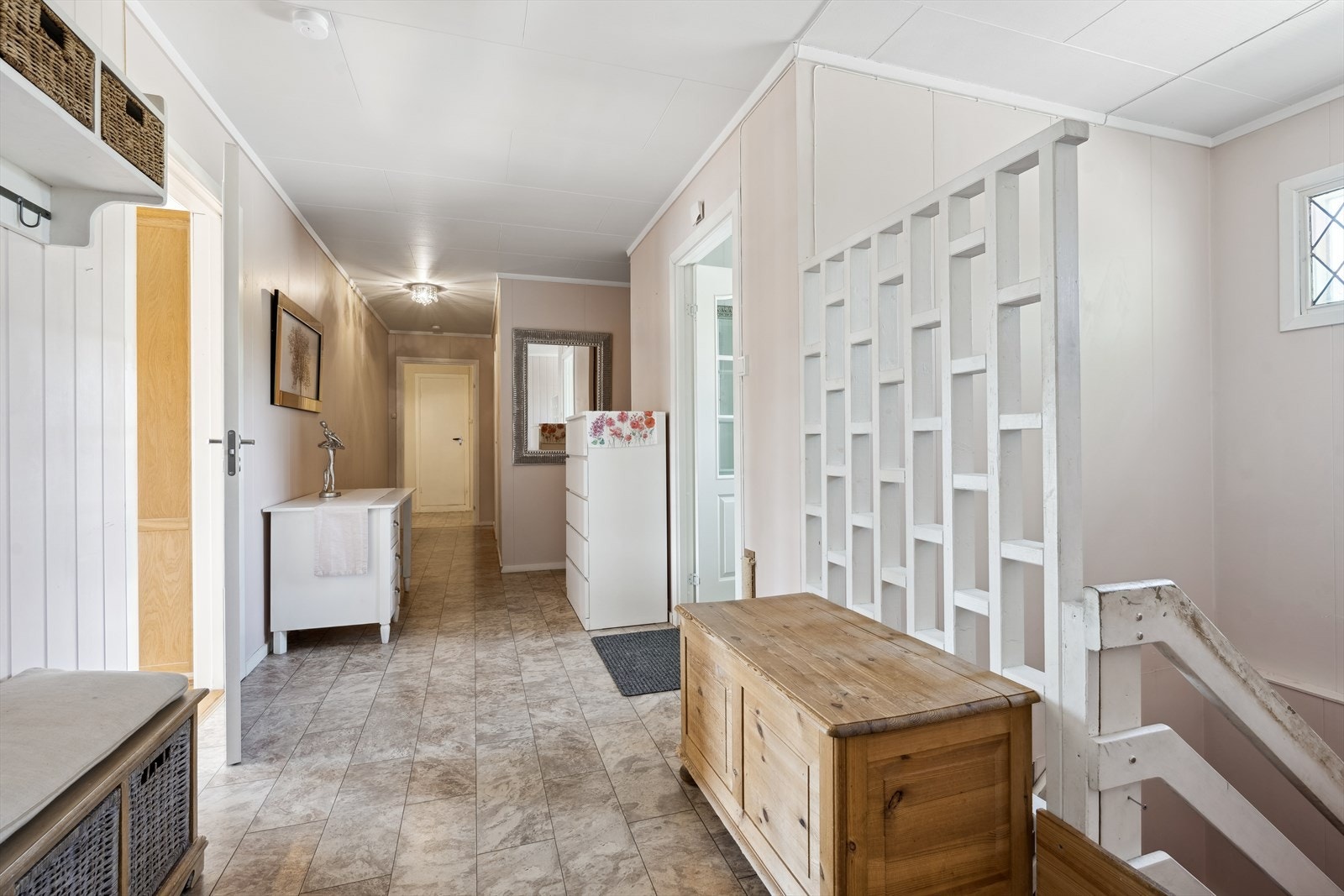 Fra innergangen er det adkomst til boligens øvrige rom, samt trapp ned til kjelleren. Galleribilde