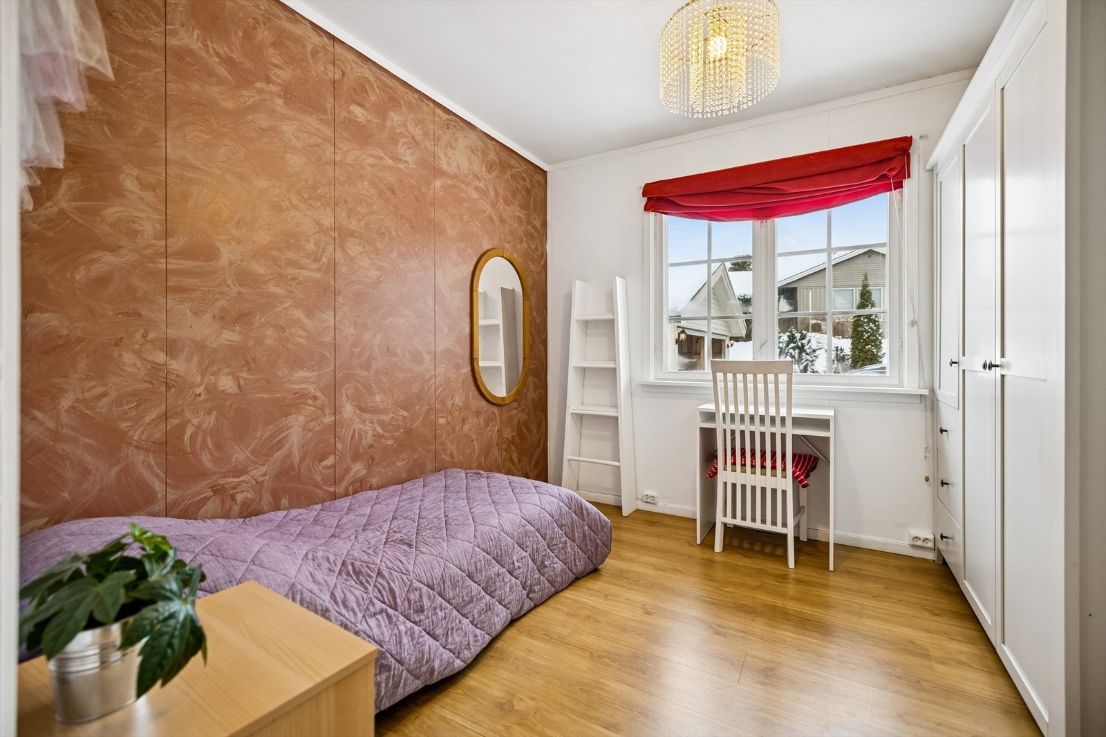 Et lyst og trivelig rom med flere møbleringsmuligheter. Galleribilde