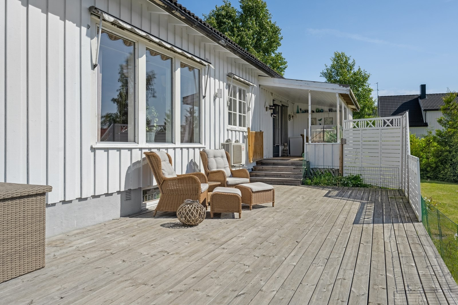 Stor og flott veranda med plass til flere sittegrupper. Galleribilde