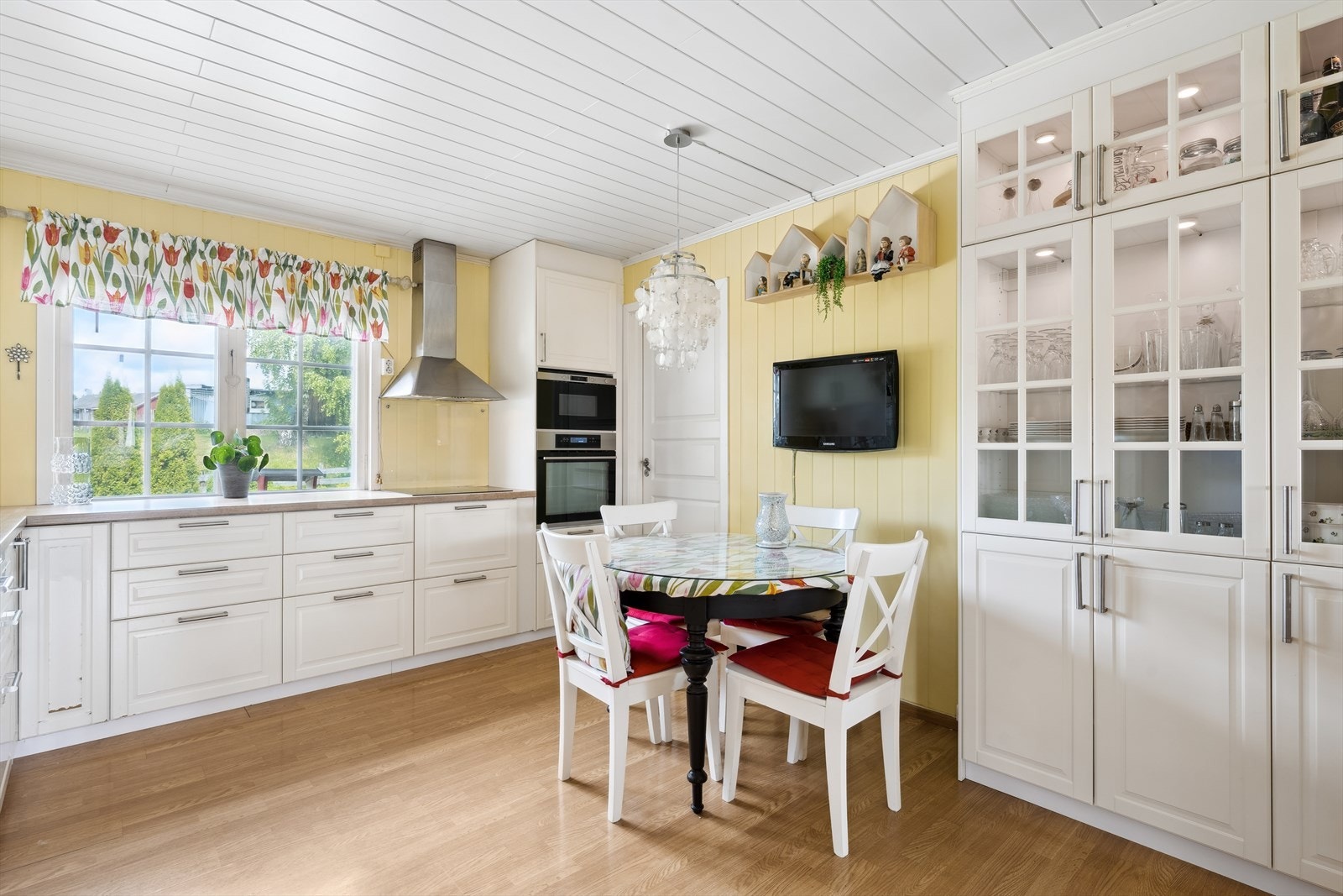 Innredningen byr på rikelig med skap- og benkeplass. Galleribilde