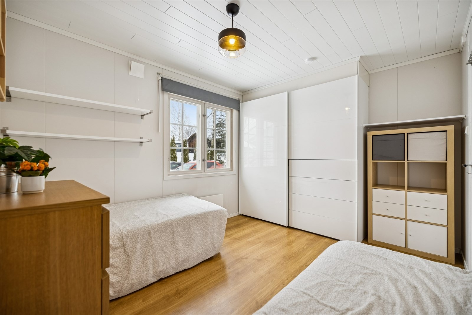 Soverom nr. 2. Her er det plass til både senger og oppbevaringsmøbler. Galleribilde