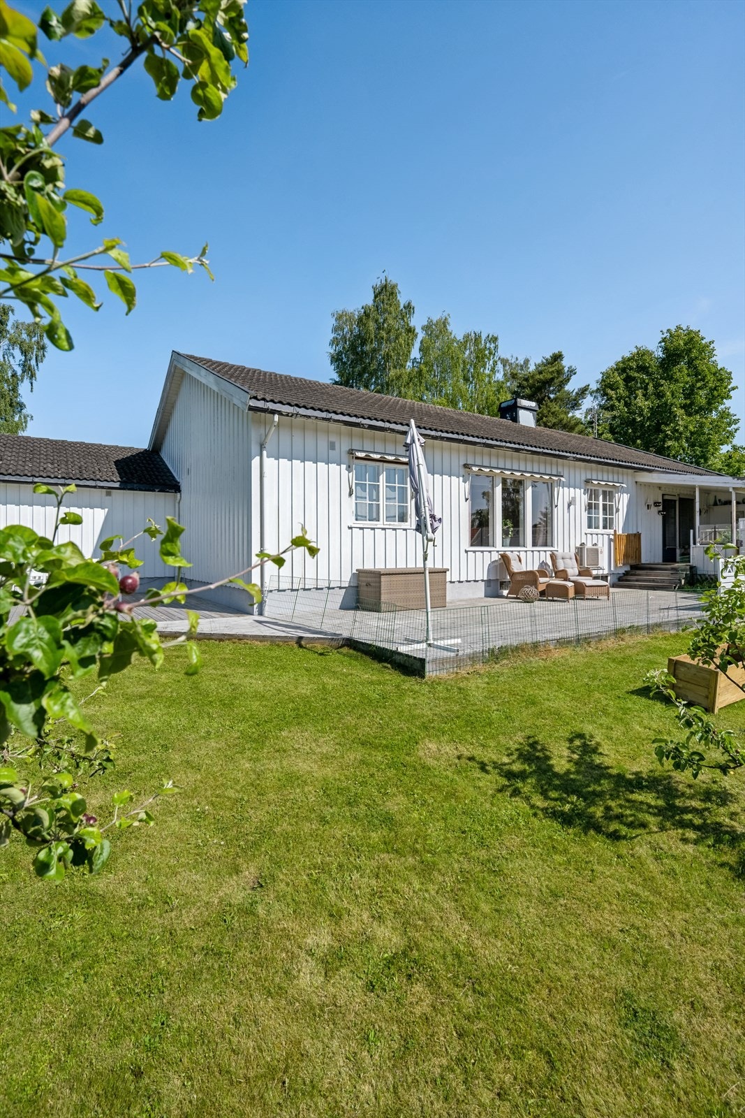 Boligen har en tradisjonell byggemåte med stående bordkledning og tak tekket med betongtakstein. Galleribilde