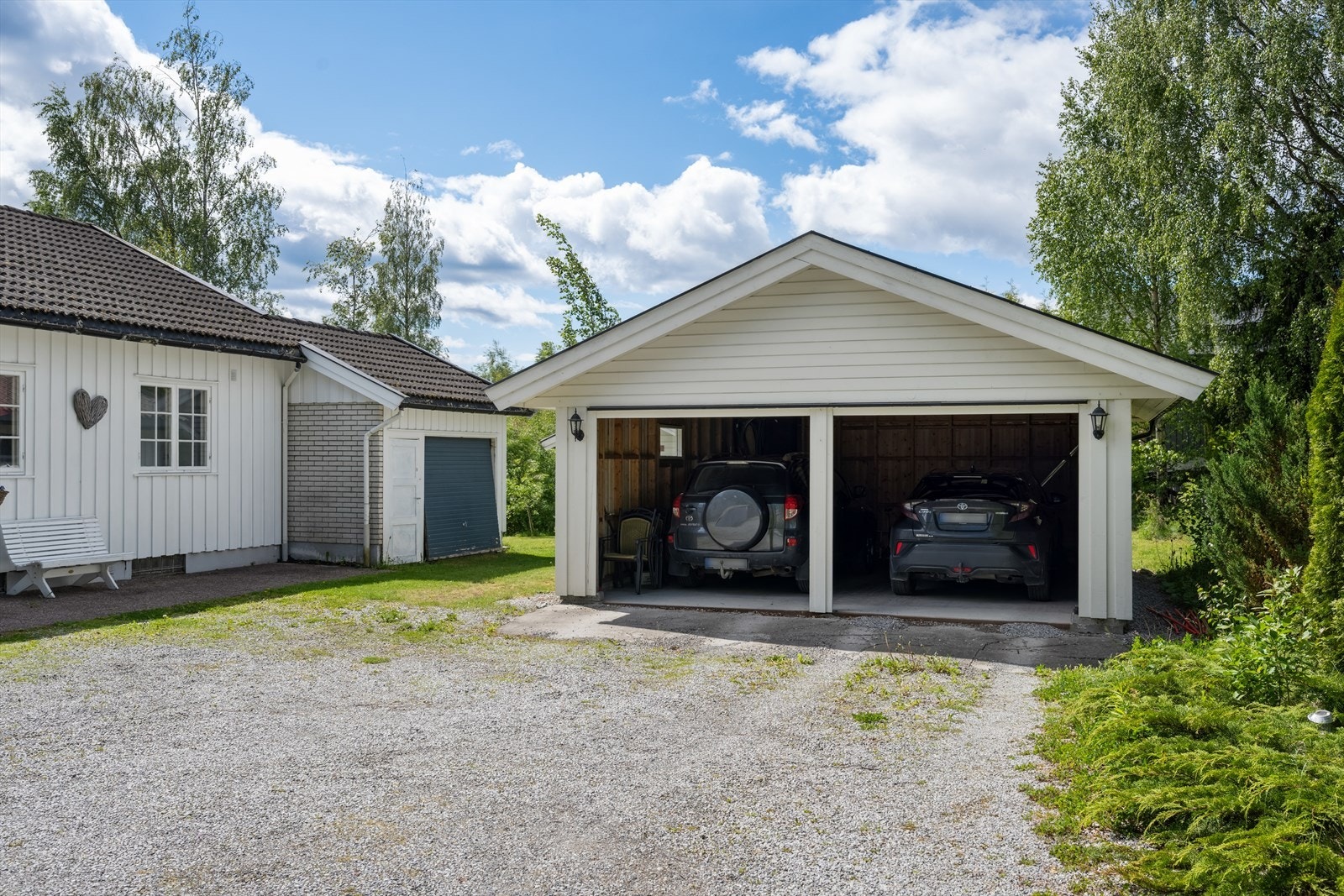 Eiendommen har en inntilbygget garasje samt en nyere, frittliggende dobbelgarasje fra 2017. Galleribilde