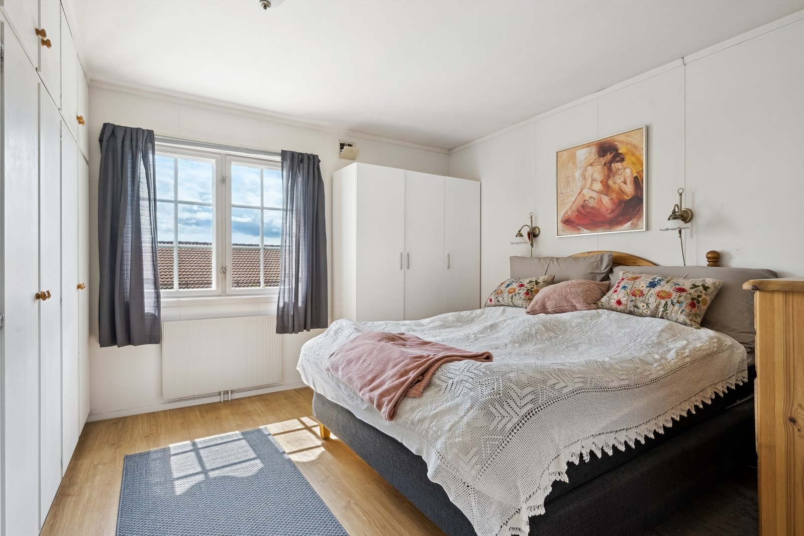 Hovedsoverom. Rommet har rikelig med garderobeplass for effektiv oppbevaring. Galleribilde