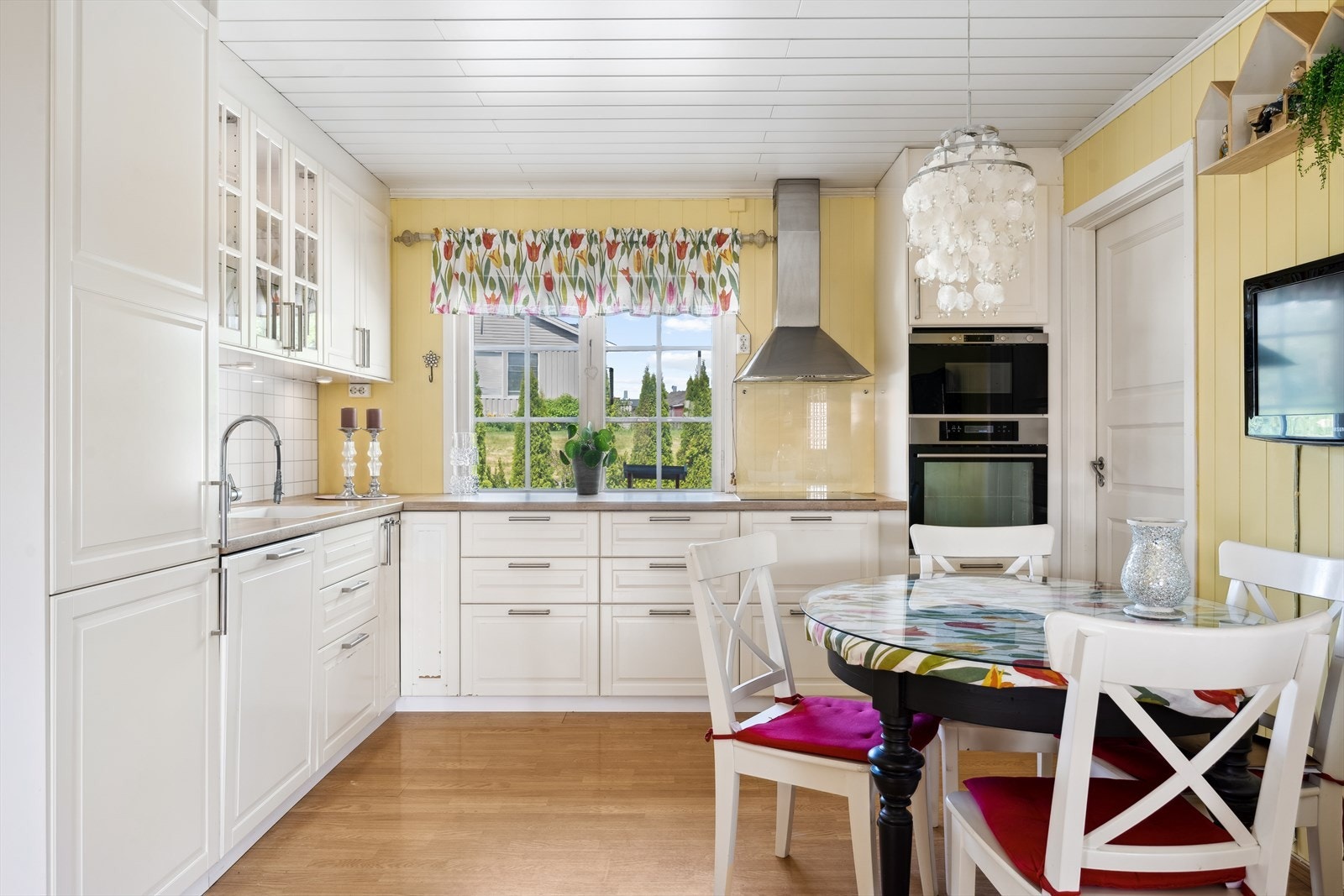 Kjøkkeninnredning med over- og underskap, samt integrerte hvitevarer. Galleribilde