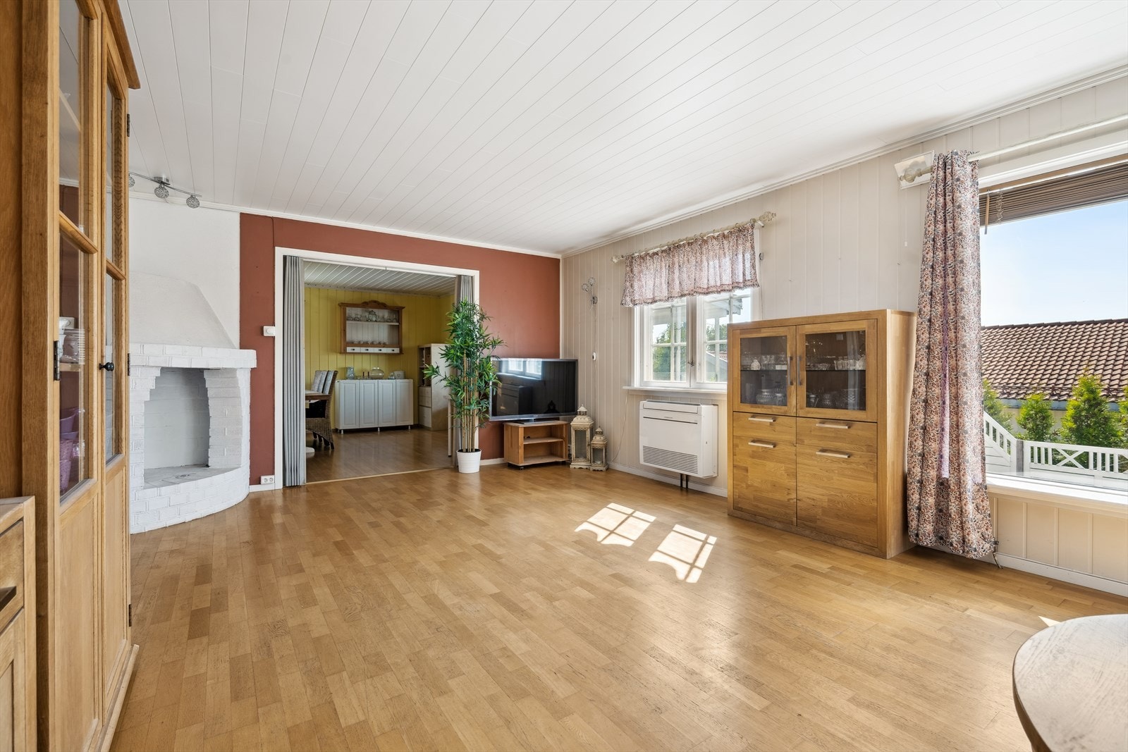 Åpningen mot spisestuen gir en god romfølelse og en naturlig flyt mellom sonene. Galleribilde