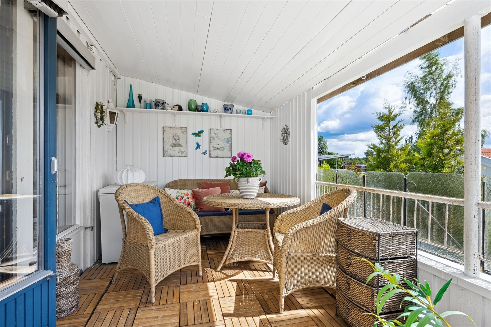 Den overbygde delen av terrassen er på ca. 10 m². Her kan du nyte utelivet uavhengig av vær og vind! Galleribilde