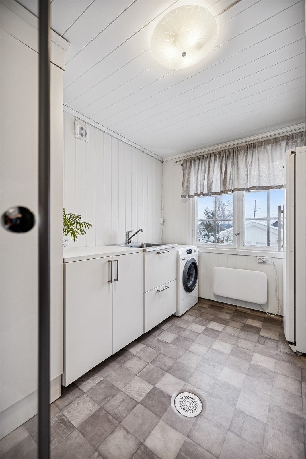 Bad/vaskerom har vinylbelegg på gulvet og en elektrisk styrt vifte for ventilasjon. Galleribilde