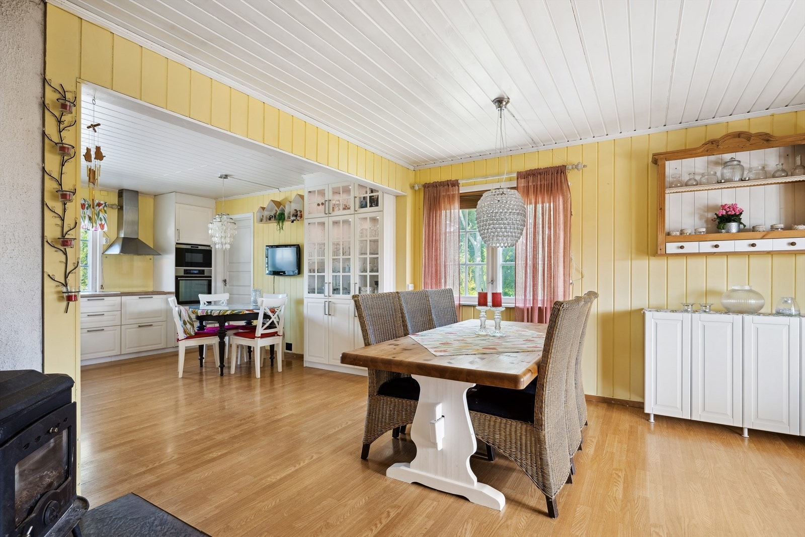 En peisovn i spisestuen gir ekstra varme og hygge. Galleribilde