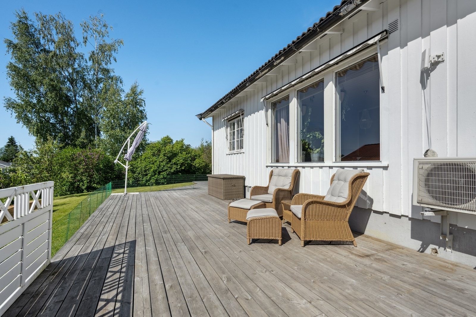 Den store terrassen i trekonstruksjon gir rikelig med plass for utemøbler. Galleribilde