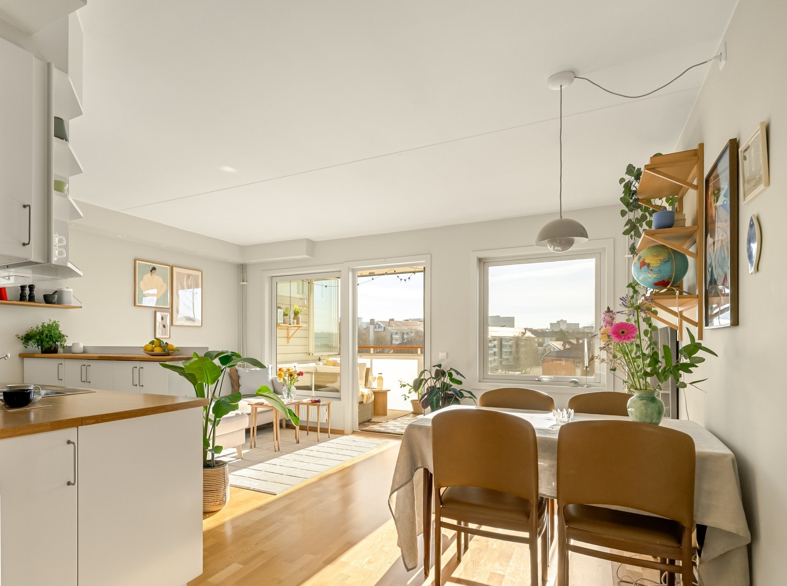 Dette er en svært lys og innbydende 2-roms leilighet med en sentral og attraktiv beliggenhet. Galleribilde