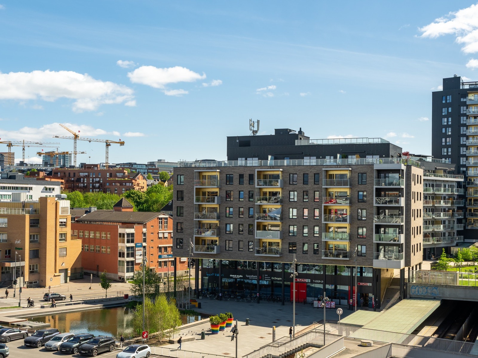 Ensjø er en attraktiv og levende bydel i nærområdet med moderne boliger, grøntområder og et mangfoldig lokalmiljø. Galleribilde