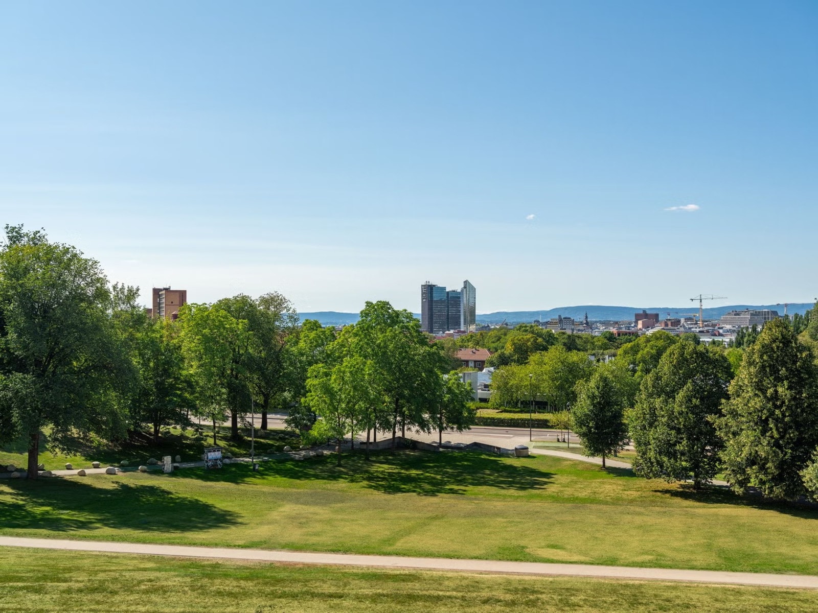 Tøyenparken ligger ikke lange biten unna. Med flott utsikt over byen er dette et yndet sted. I august hvert år gjennomføres Øya musikkfestival akkurat her. Galleribilde