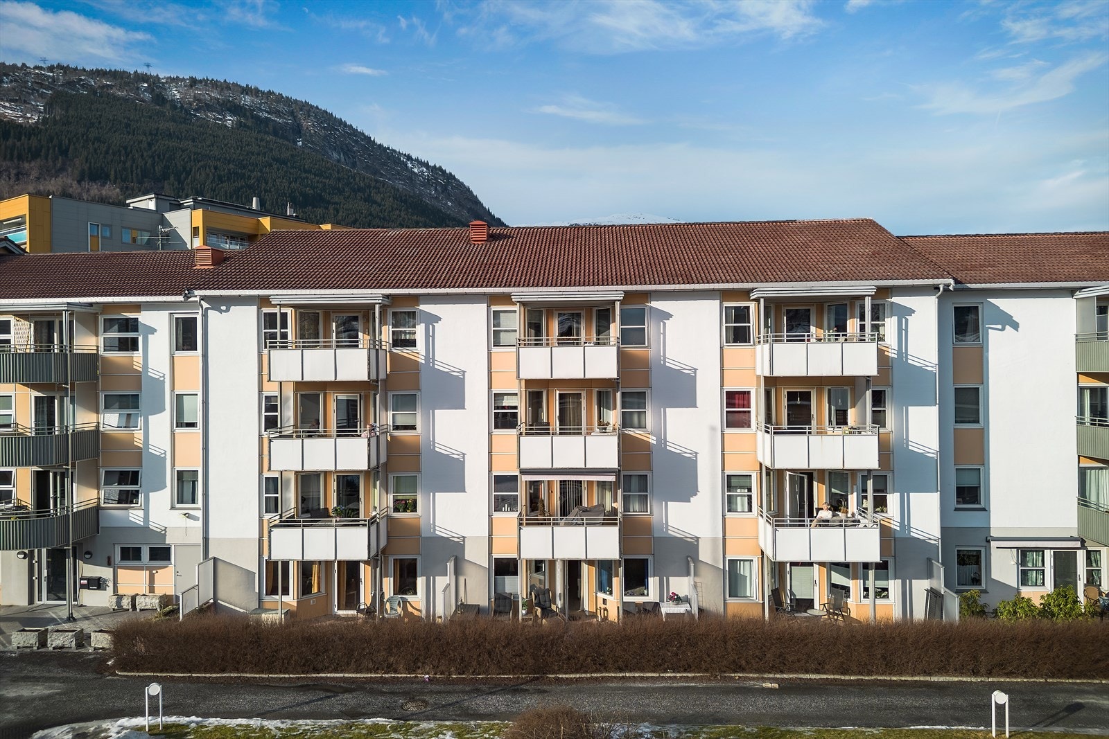 Passer ikke oppsatt visning eller har du spørsmål til eiendommen? Ta kontakt med eiendomsmegler på tlf eller e-post. Galleribilde