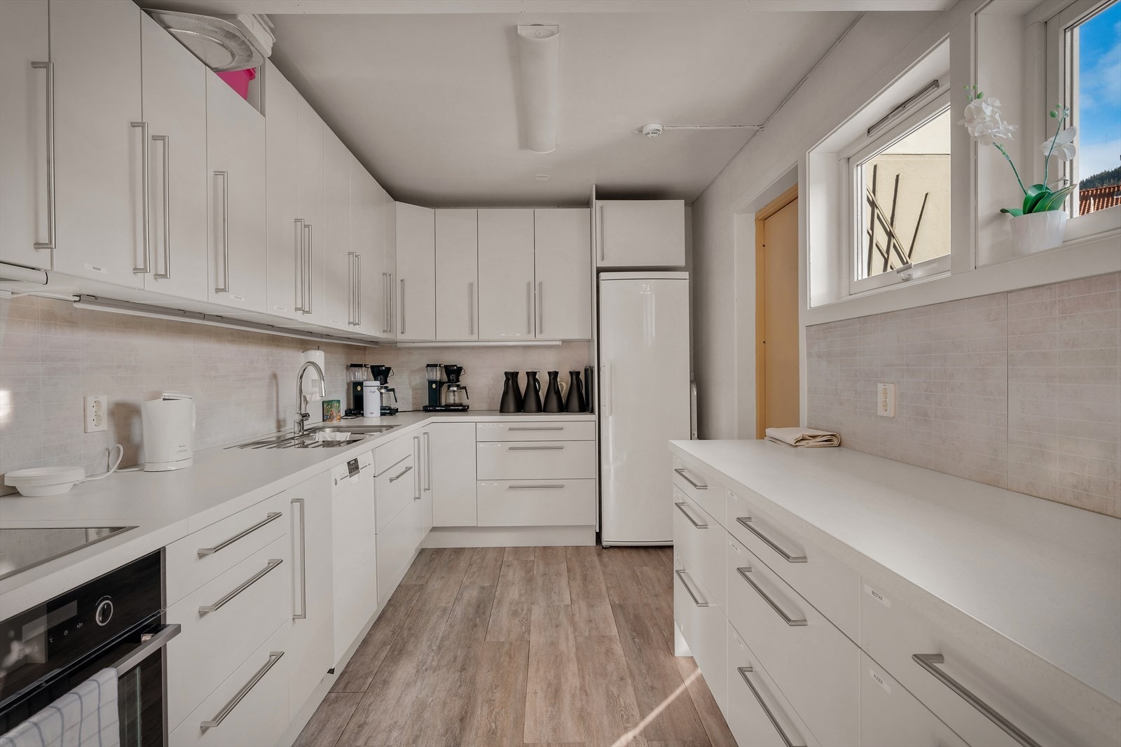 Eget kjøkken til fellesstuen. Galleribilde