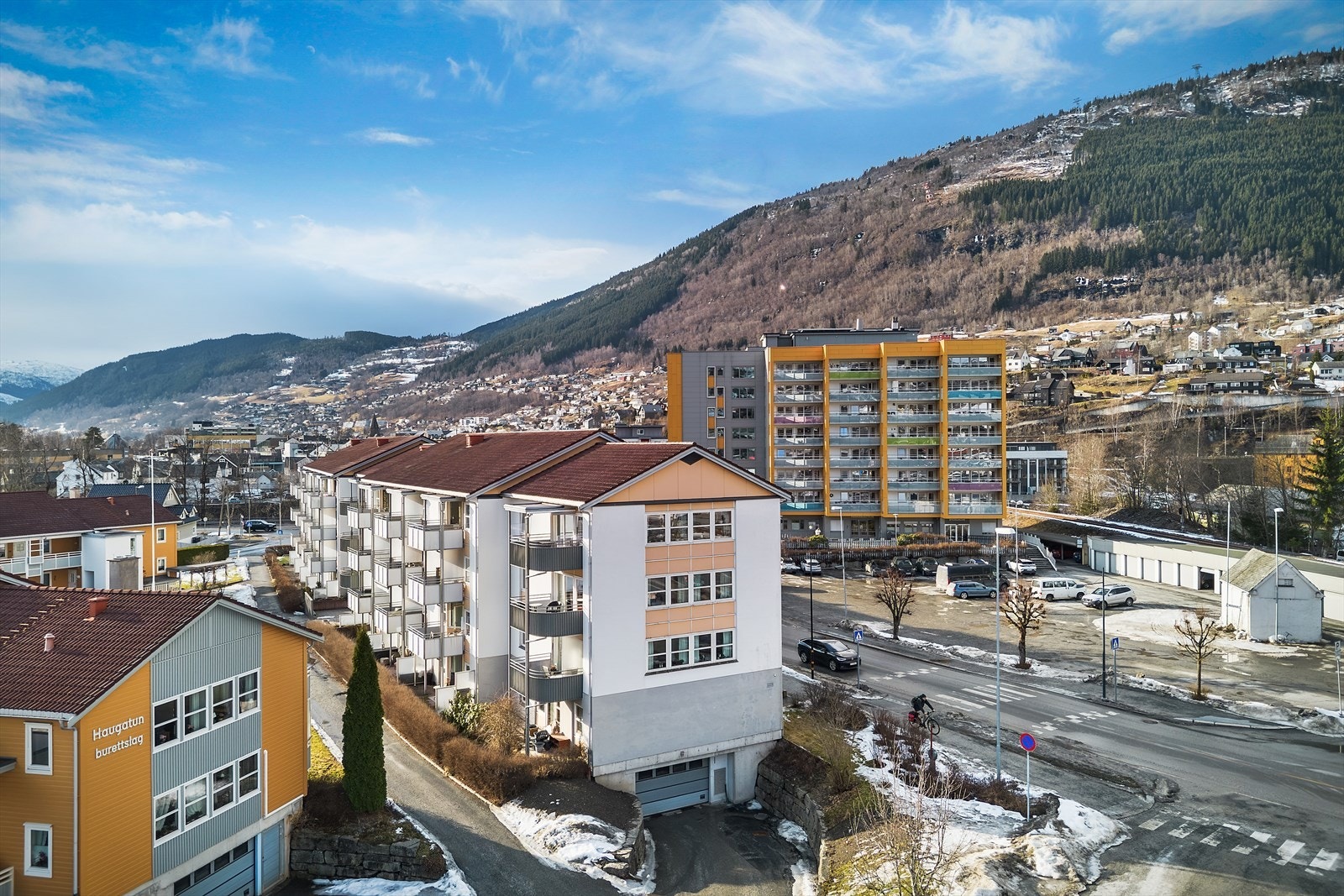 Borettslaget har en god plassering med kort vei til "alt". Galleribilde