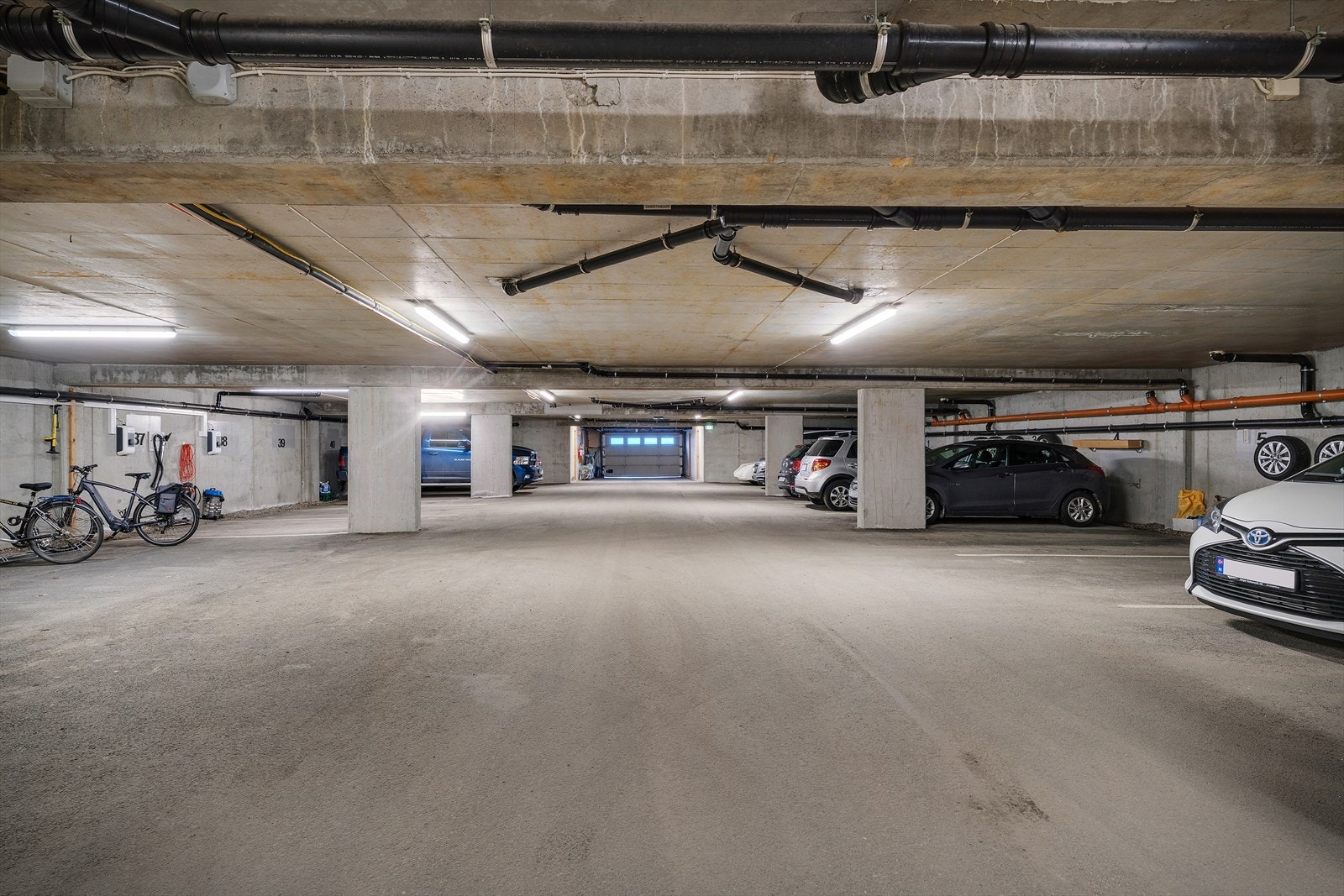 Mulighet å leie parkeringsplass i garasje. Galleribilde