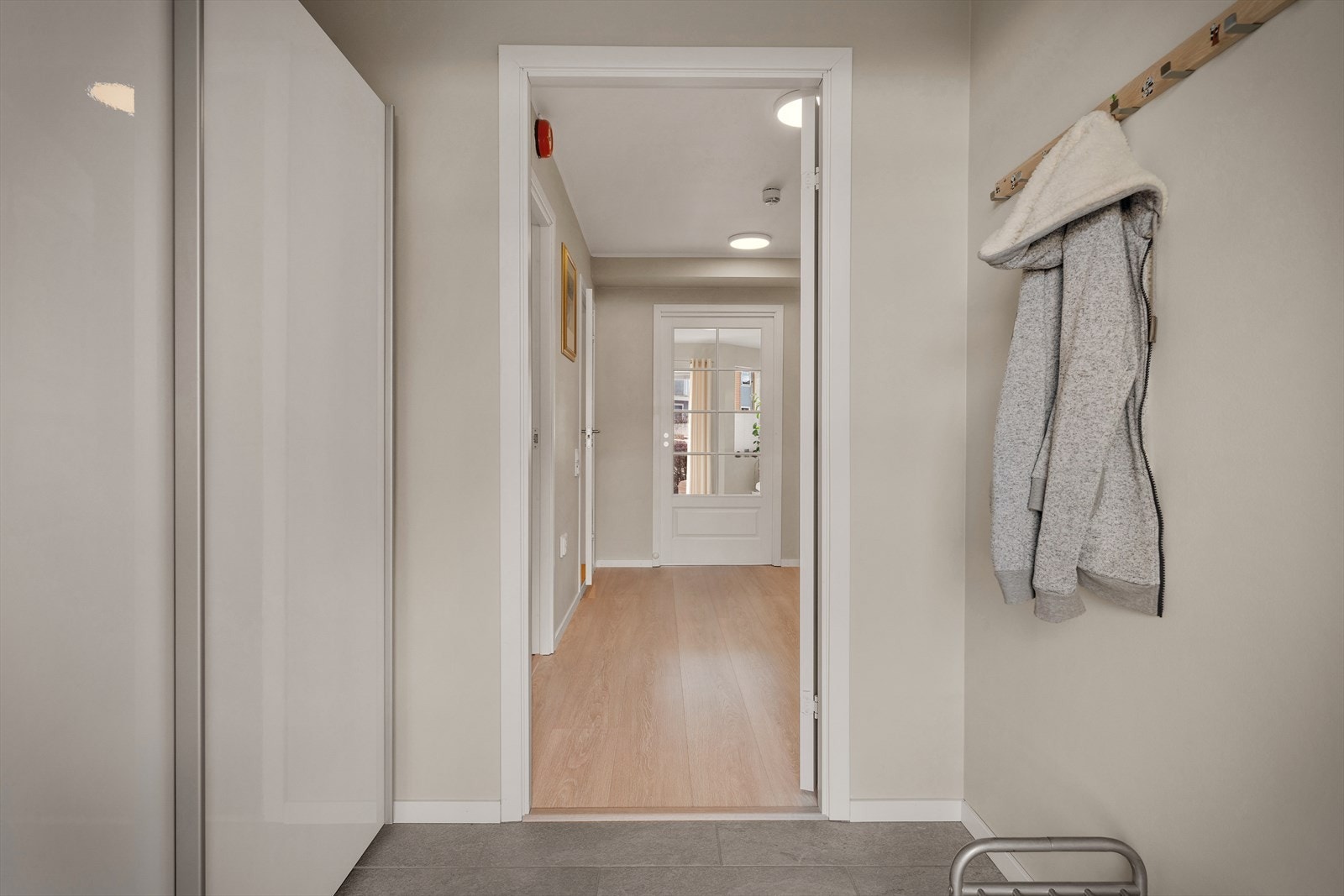 Flislagt entré med varme i gulv. Galleribilde