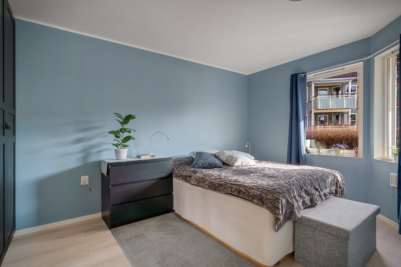 Hovedsoverom av god størrelse med garderobe. Galleribilde