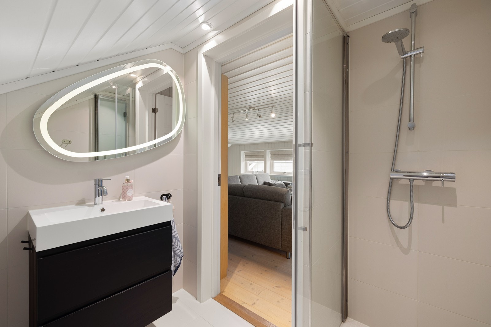 Badet i 2. etasje ble pusset opp i 2019 og holder en gjennomgående moderne standard med delikate fliser på både gulv og vegger. Galleribilde