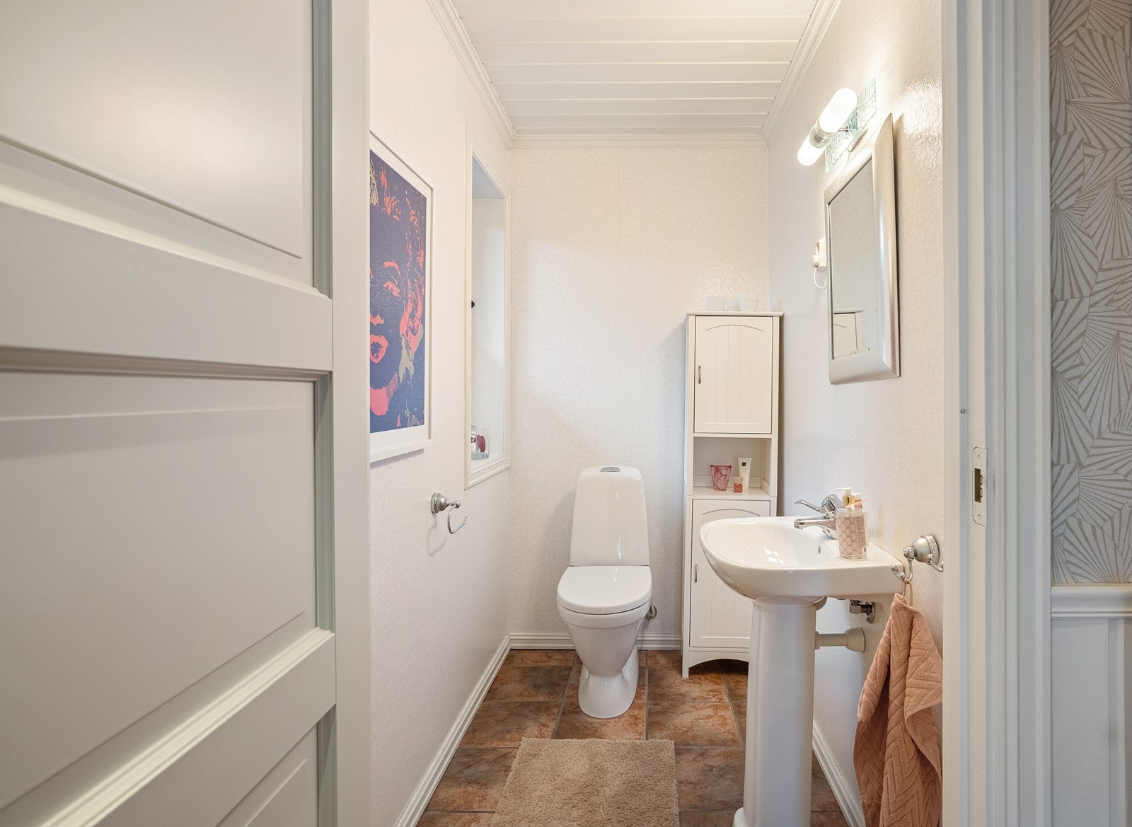 Et praktisk toalettrom i tilknytning til entré gjør hverdagslogistikken enklere. Galleribilde