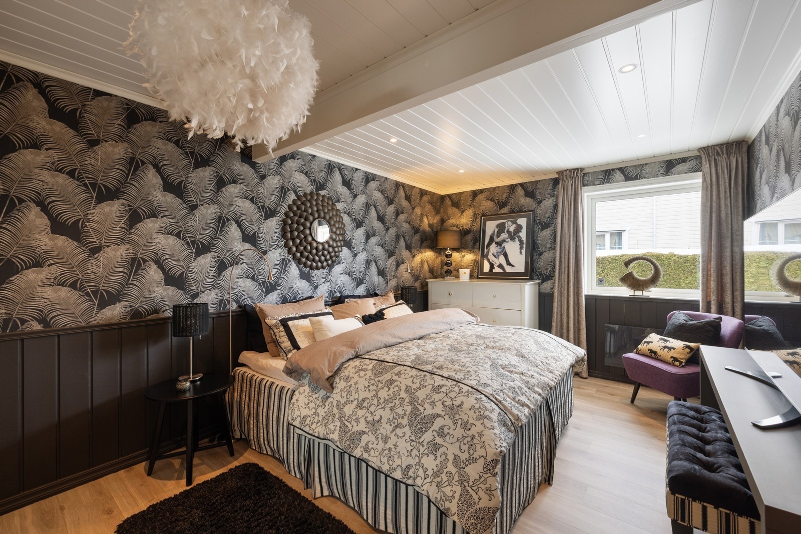 Hovedsoverommet er et kapittel for seg selv, med en luksuriøs hotellfølelse skapt av mørke brystningspaneler og sofistikert tapet. Galleribilde