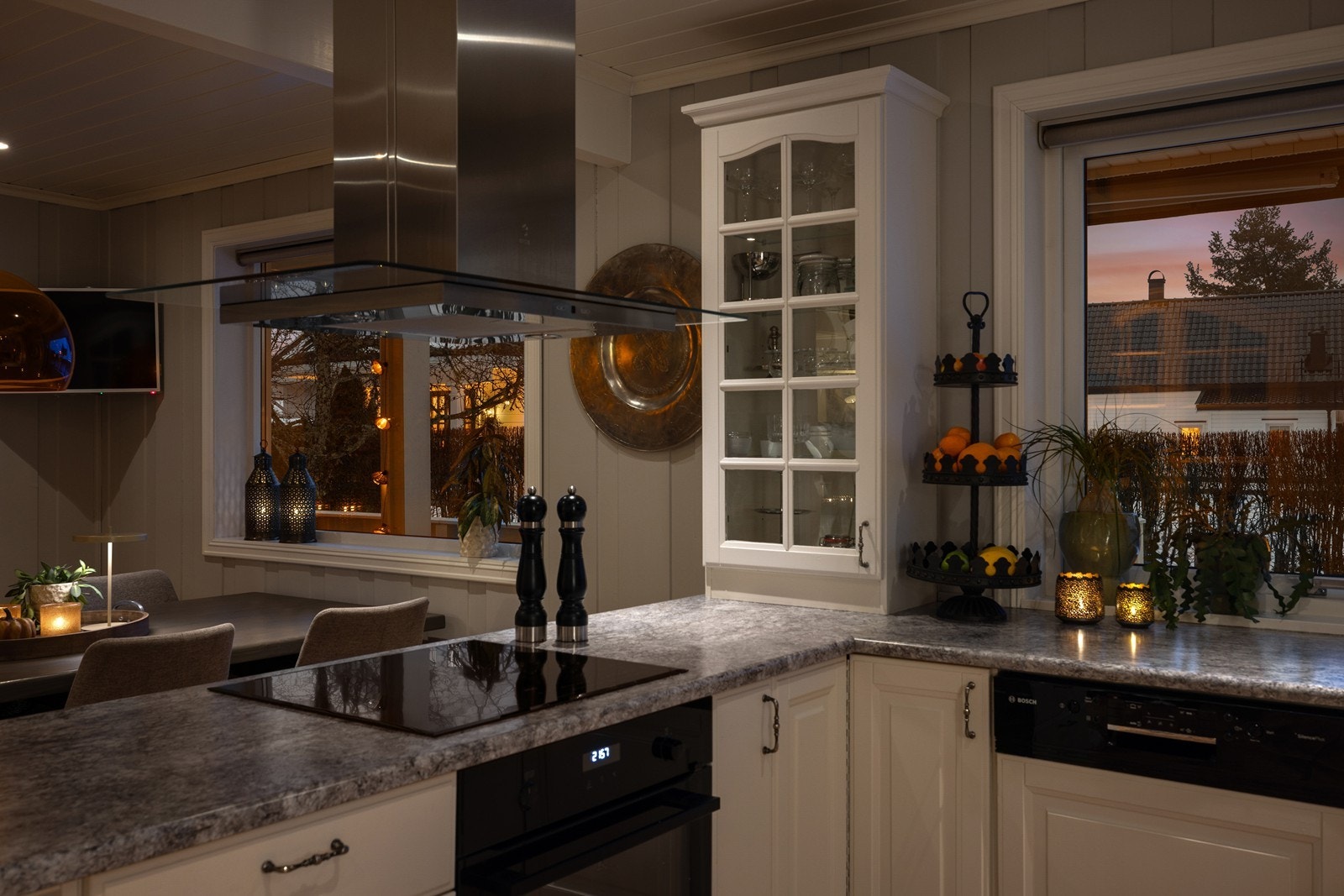 En integrert kjøkkenøy med kokesone skaper en naturlig overgang mot de sosiale sonene. Galleribilde