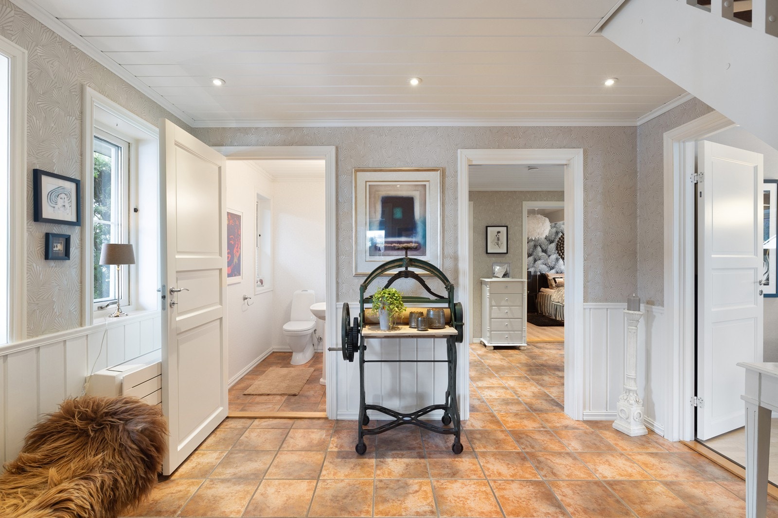 Fra entréen er det direkte adkomst til et praktisk vaskerom, samt toalettrom noe som gjør hverdagslogistikken lekende lett. Galleribilde