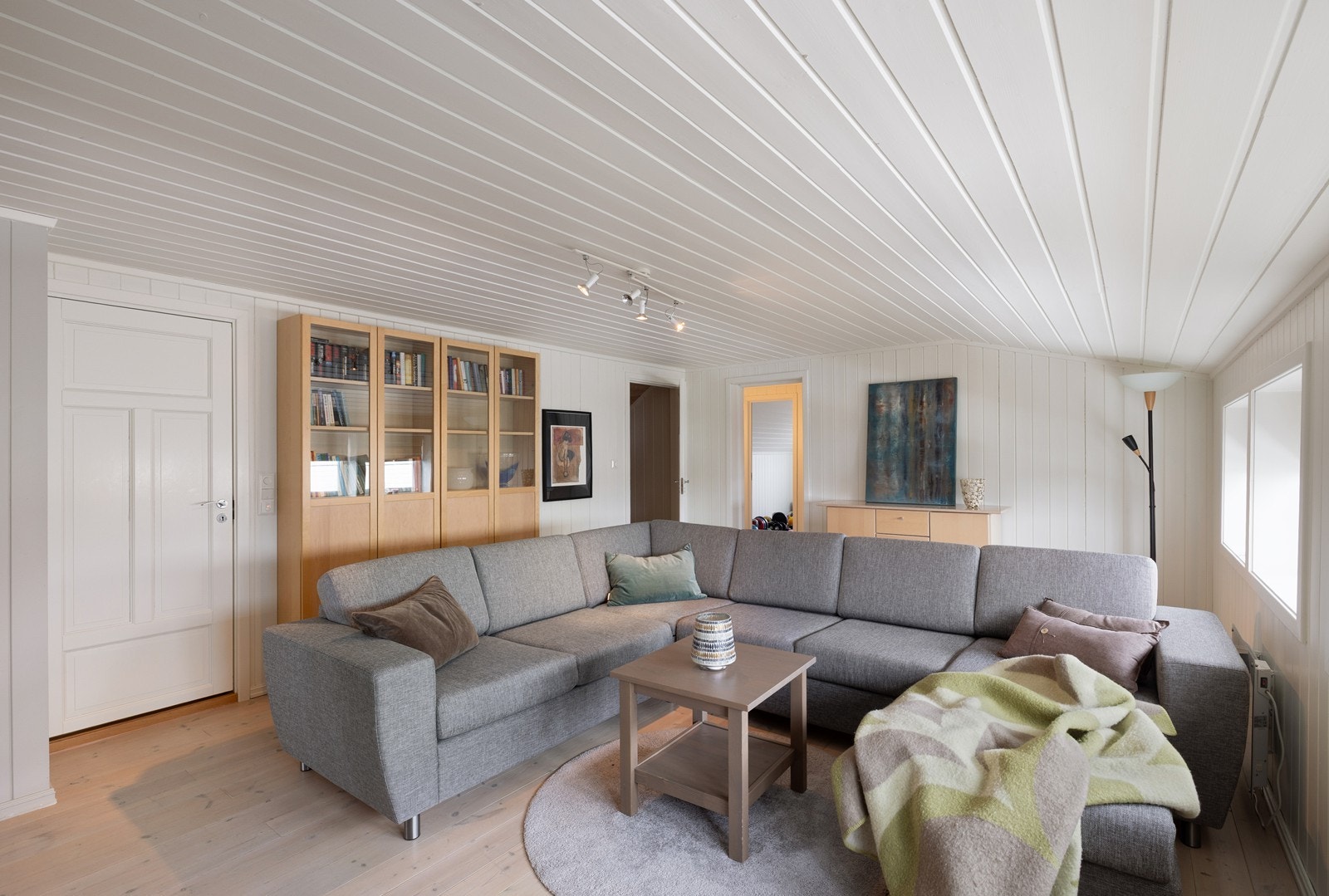 I tillegg inneholder etasjen tre rom benyttet som soverom (ikke godkjent) og ett moderne bad. Loftsetasjen er ikke bruksendret og således ikke godkjent for varig opphold p.t. Galleribilde