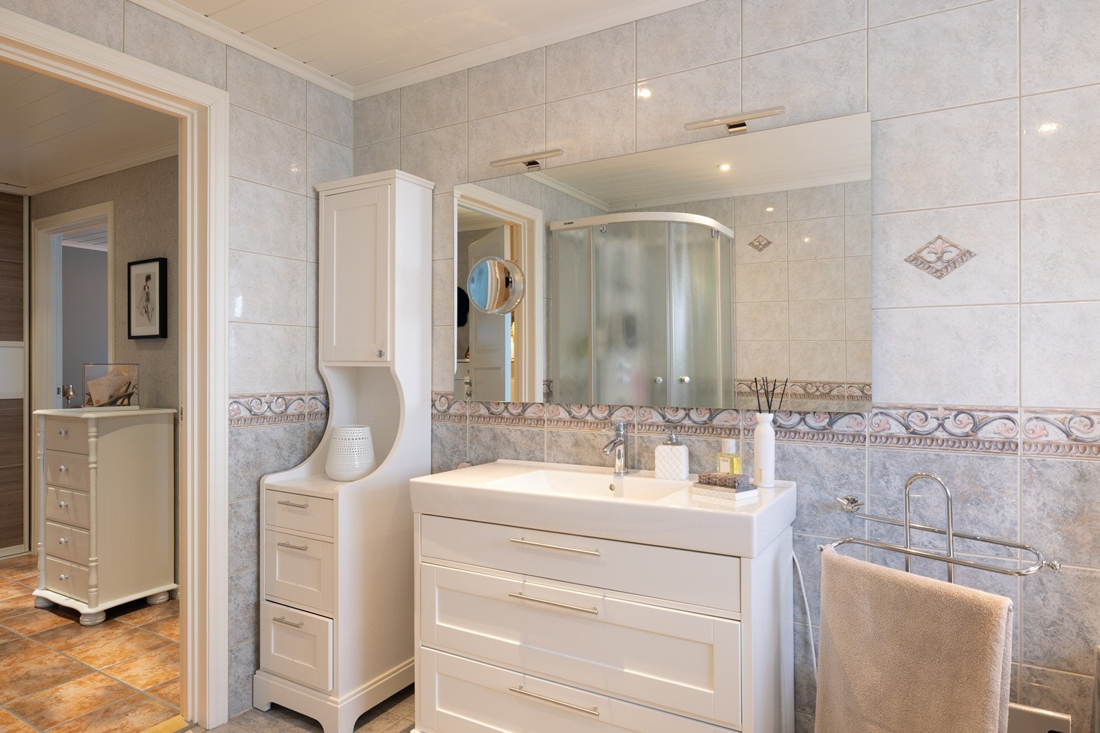 Badet i 1. etasje er romslig og funksjonelt med fliser på både gulv og vegger. Galleribilde