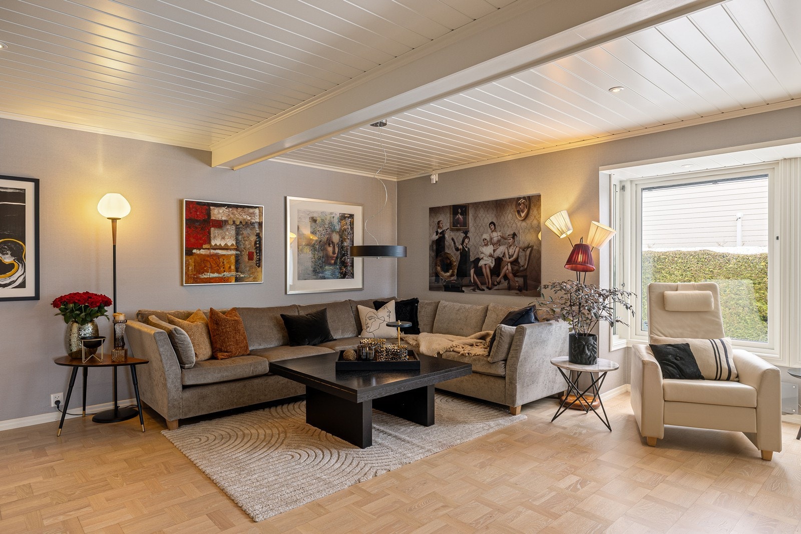 De hvitmalte paneltakene med integrerte downlights gir en god grunnbelysning, mens det lyse gulvet i et klassisk mønster binder sonene sammen på en helhetlig måte. Galleribilde