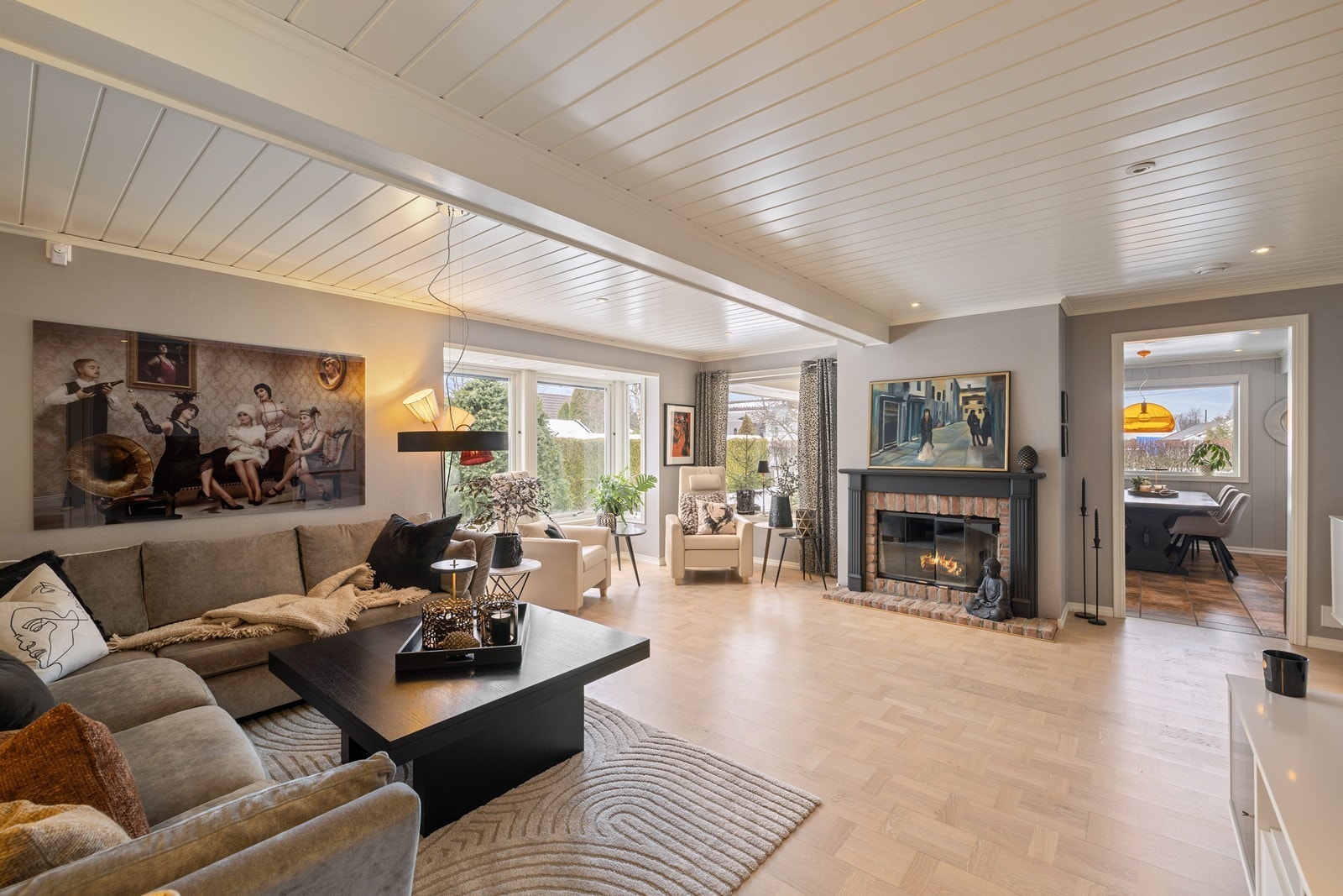 Stuen er boligens naturlige samlingspunkt og imponerer med en lys atmosfære og store vindusflater som gir flott utsyn mot hagen. Galleribilde