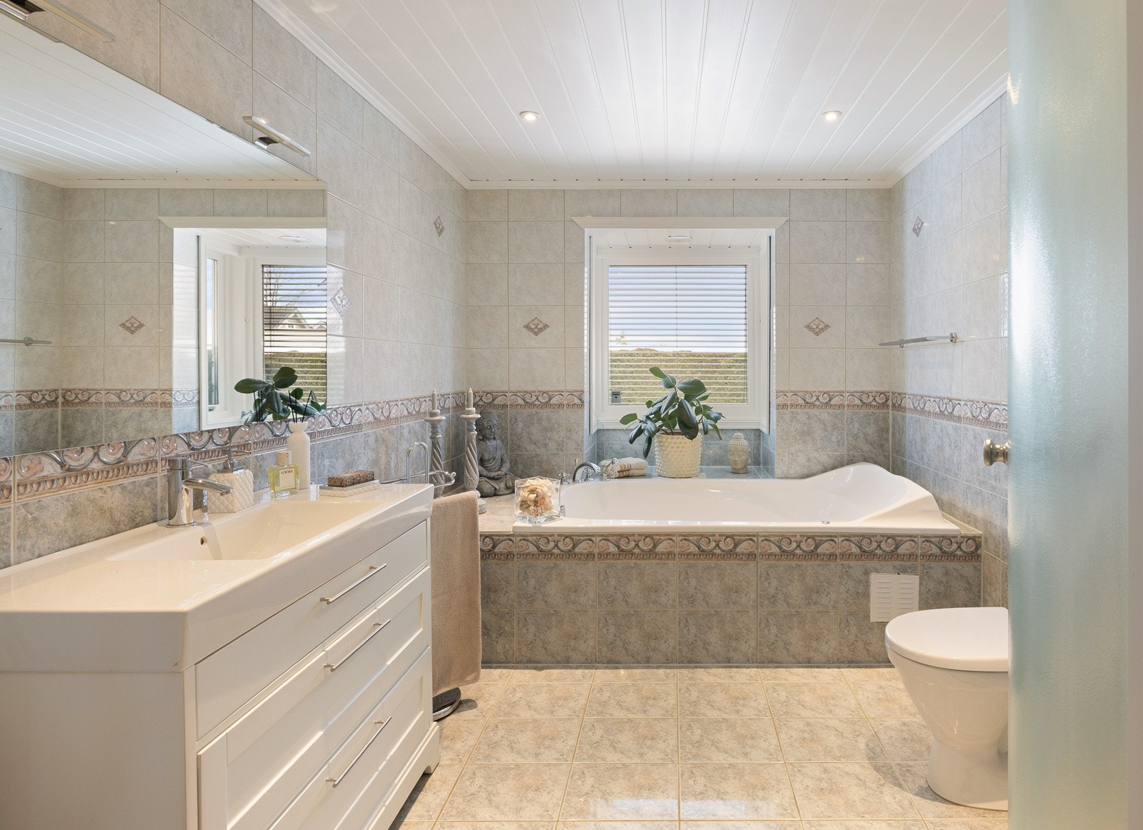 Boligen har to fine bad - ett i hver etasje, et praktisk vaskerom, i tillegg til et separat toalettrom. Galleribilde