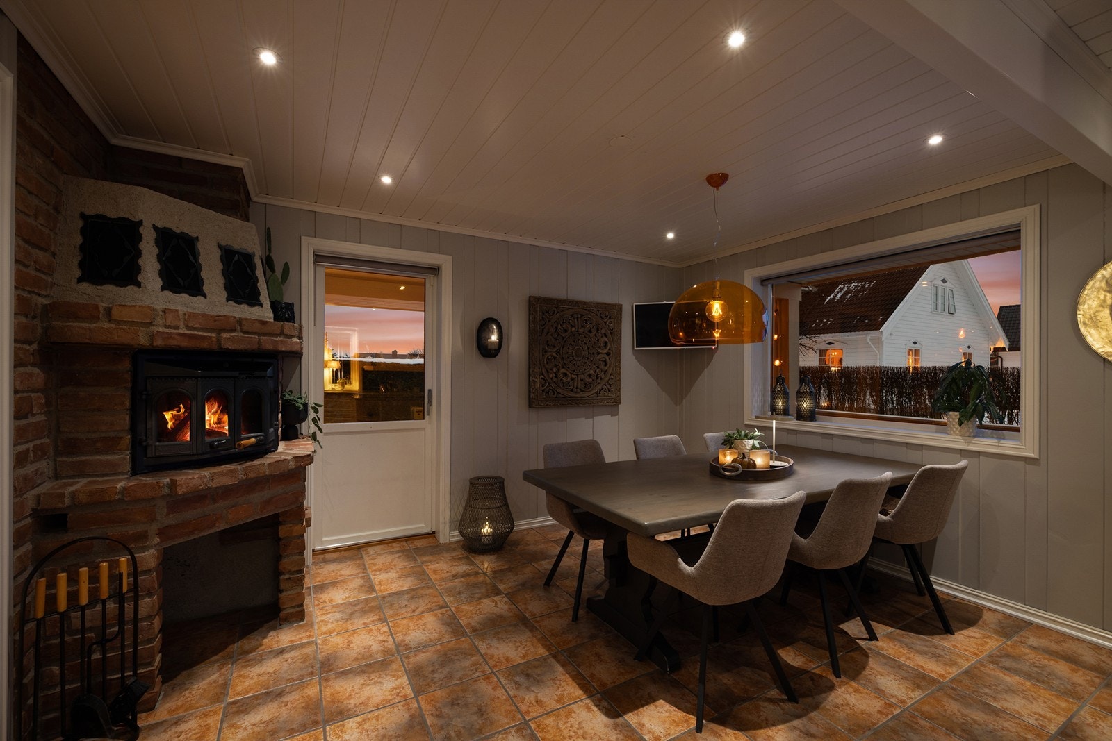 I direkte tilknytning finner du den stemningsfulle spisestuen. Rommet utstråler en unik karakter med sin murte teglsteinspeis og de gjennomgående rustikke flisene på gulvet. Galleribilde