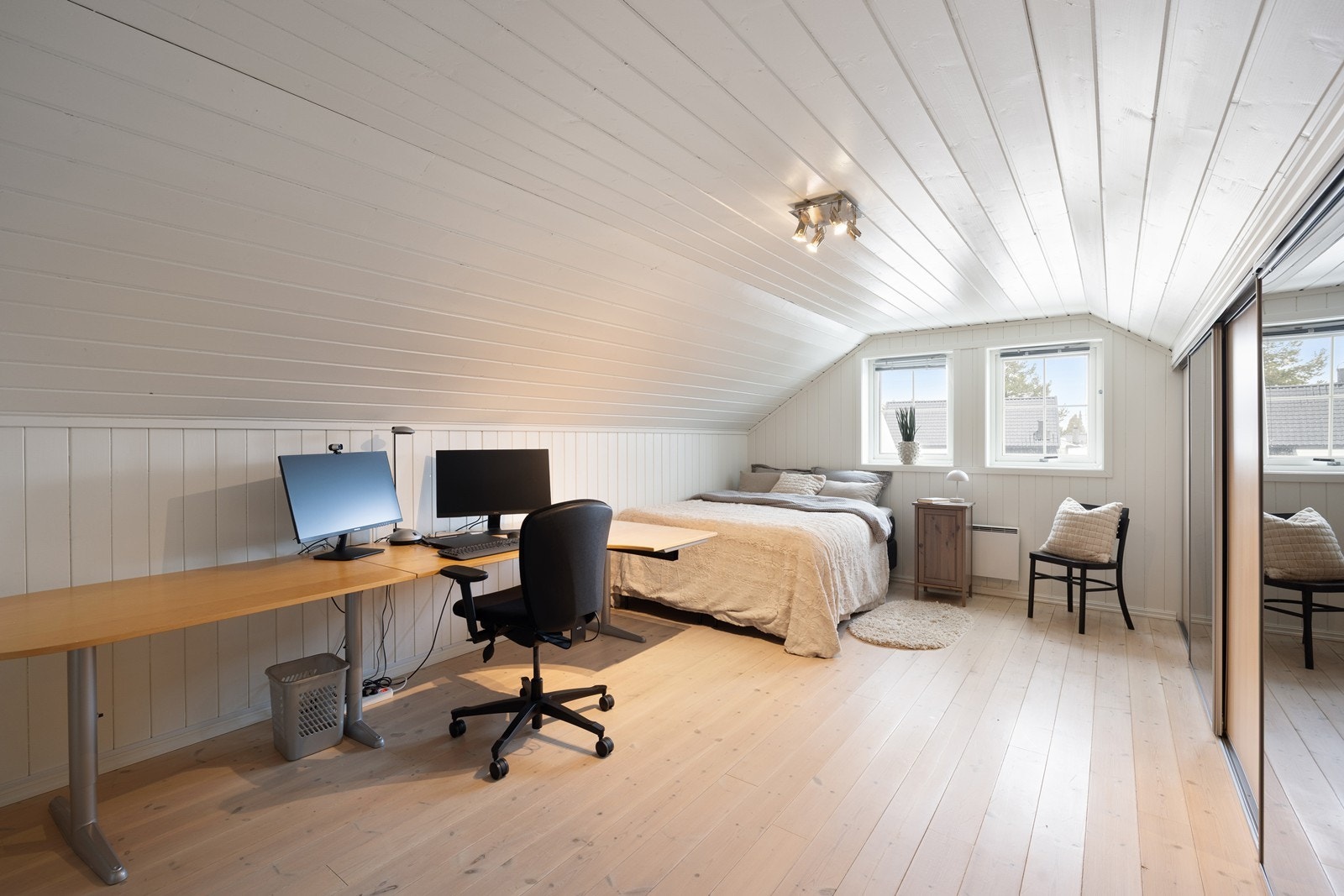 De siste tre rommene benyttet som soverom (ikke godkjent for varig opphold) er i dag innredet som soverom, soverom/kontor og soverom/trimrom. Galleribilde